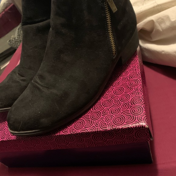 Selling shoes! Barely worn! - Picture 7 of 8